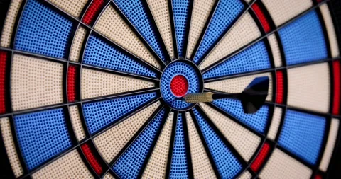 The Dart Arrows Missing the Bullseye 5 Times in a Row - Missing the Target -4k 库存影片 148991258
