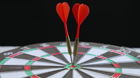 The dart precision hit on the dart board Vídeos de archivo 239435206