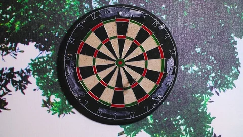 Darts hitting board missing target Video stock 118930282