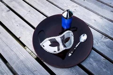 Das Auge isst mit Eine Augenbinde mit Silberlöffel und Zuckerdose die auf .. Stock Photos