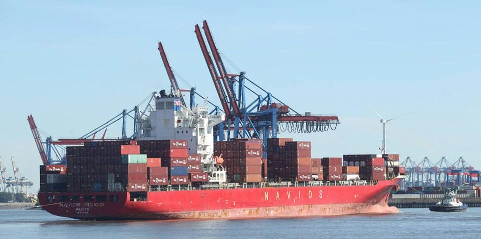 Das Containerschiff Navios Indigo vom Linienagent Yang Ming Shipping Euro... Stock Photos
