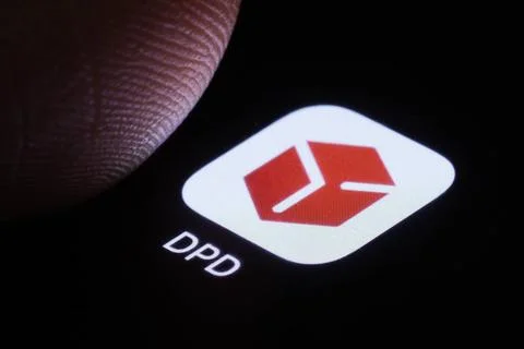 Das Logo der DPD App ist neben einem Finger auf einem Smartphone zu sehen.... Stock Photos