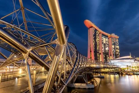  Das Marina Bay Sands Hotel ist ein architektonisches Wahrzeichen in Singa... Stock Photos