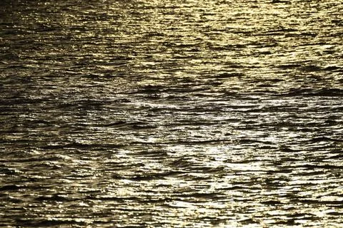 Das Sonnenlicht spiegelt sich auf feinen Wellen des Großen Pönitzer Sees i. Stock Photos