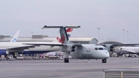 Dash 8 taxiing to the gate Stock Footage 91547420