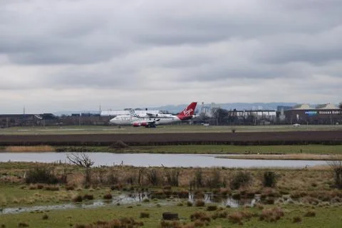 Dash 8 vs 747 Stockfoto's