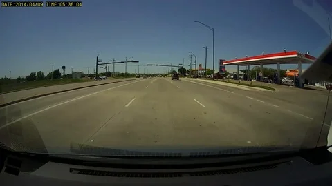 Dash-cam captures incredible cement truck crash Vidéo 109389343