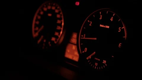 Dashboard in the car. the speedometer arrow moves while the engine is running Video stock 128732994