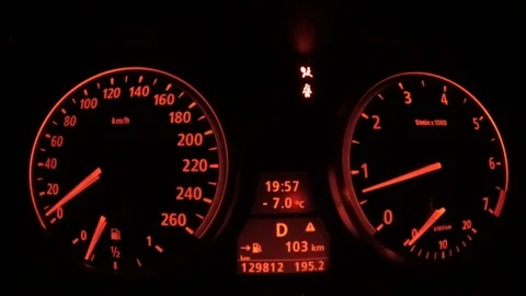 Dashboard of an expensive car. Vidéo 99500478