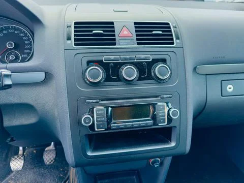 Dashboard view of a car interior showcasing controls and a media system in .. Foto stock