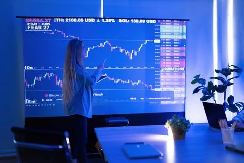 Data analysis and market trends visualized in a modern office setting durin.. Foto stock