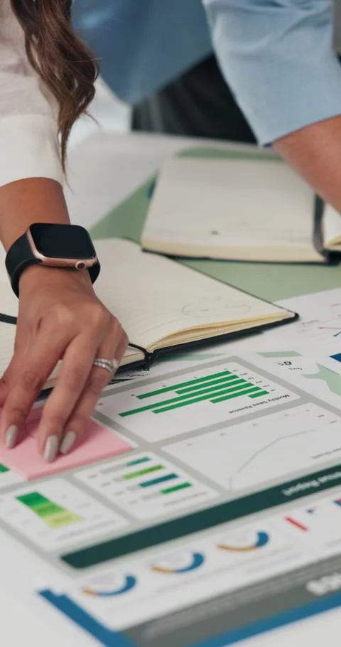 Data analysis, sticky note and hands of people in office, track sales profit or 動画素材 331127343