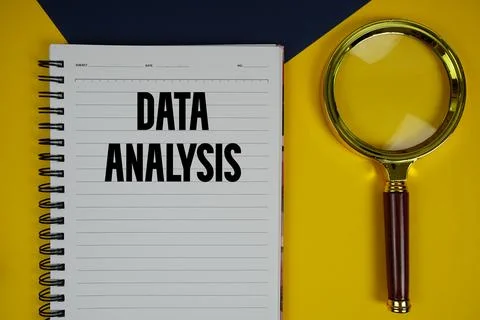 Data Analysis text with magnifying glass on yellow background Stockfoto's