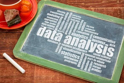 Data analysis word cloud data analysis word cloud on a slate blackboard wi... Foto stock