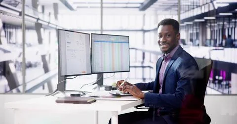 Data Analyst African Man Using Spreadsheet On Computer Stockfoto's