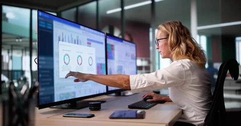 Data Analyst In Finance Office Analyzing Analytics On Computer Screen Foto stock