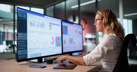 Data Analyst In Finance Office Analyzing Analytics On Computer Screen Foto stock