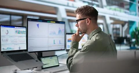 Data Analyst Focused On Financial Dashboard Using Laptop For Business Insight Foto stock