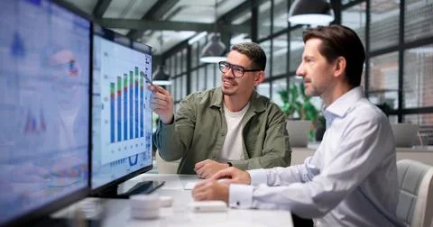 Data Analyst Studies Financial Dashboard On Desktop To Improve Business Perfo Foto stock