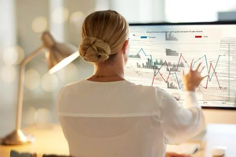 Data analytics, computer screen and woman digital review, finance and market Foto stock