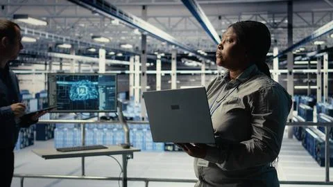 Data center admin monitors deep learning process with laptop Foto stock