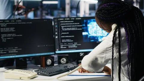 Data center admin receiving phone call, using AI assistant for tech support Foto stock