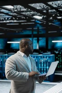 Data center admin running system diagnostic tests, automating anomaly detection 스톡 사진