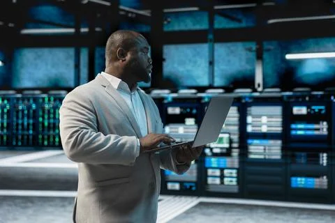 Data center admin running system diagnostic tests and error checking utilities Foto stock