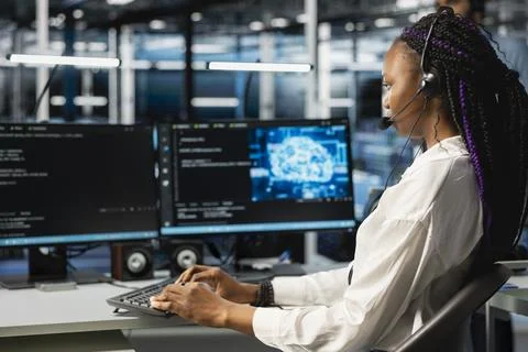 Data center admin speaking in headset mic, providing user technical support Foto stock