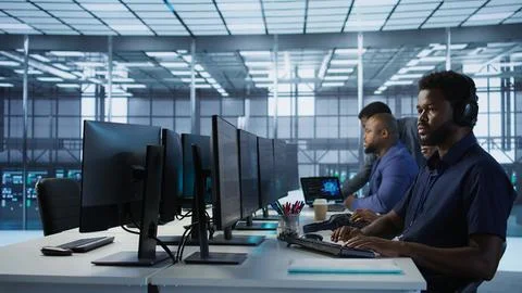 Data center admin typing on keyboard, maintaining company infrastructure Stock-Fotos