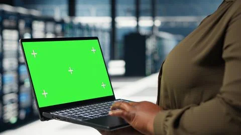 Data center admin uses isolated screen laptop to develop disaster recovery plans 스톡 사진