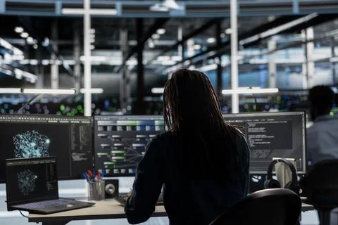 Data center admin using AI visualization tools to identify equipment errors Stockfoto's