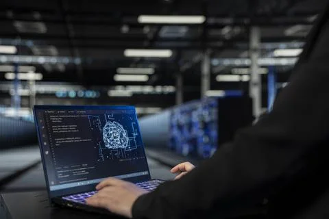 Data center admin using artificial intelligence technology to troubleshoot rigs Foto stock