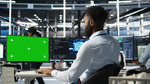 Data center admin using green screen PC to do node tree programming Stock-Fotos