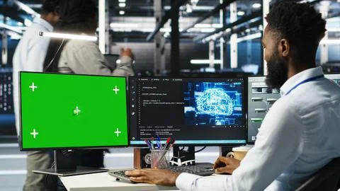 Data center admin using green screen PC to do node tree programming Foto stock