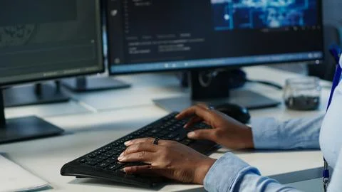 Data center admin using PC to find misconfigurations 스톡 사진