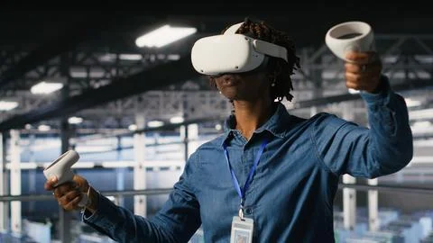Data center admin wearing VR headset using artificial intelligence Stockfoto's