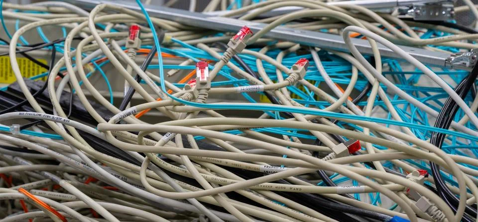 In the data center are old IT network cables and power cables Stockfoto's