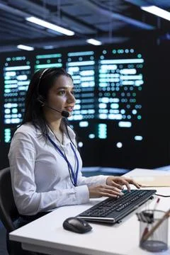 Data center call center agent responsible for providing logistics support Foto stock