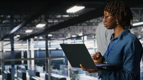Data center computer scientist doing maintenance tasks on laptop Foto stock