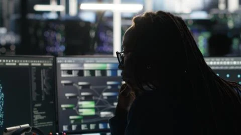 Data center computer scientist using node tree software to analyze datasets Foto stock