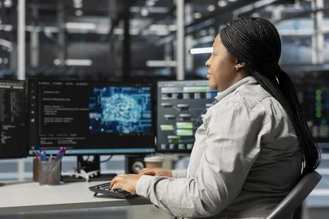 Data center computer scientist using artificial intelligence tech 库存照片