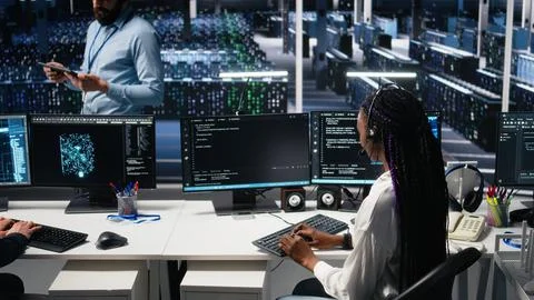 Data center computer scientist using AI assistant to provide user support Stockfoto's