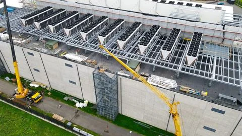 Data center construction with cooling systems and active cranes Stockfoto's