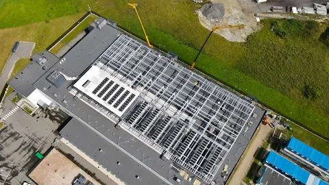 Data center construction with rooftop cooling units and heavy equipment Stock-Fotos