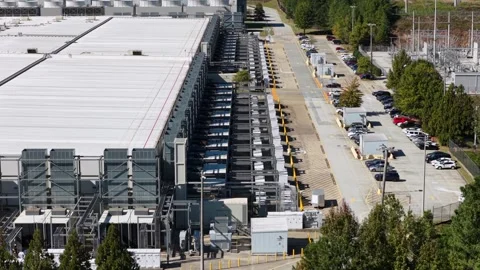 Data Center Cooling Units Along the Building Vidéo 348970682