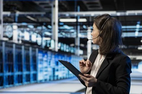 Data center customer support agent helping users, chatting using headset mic Stockfoto's