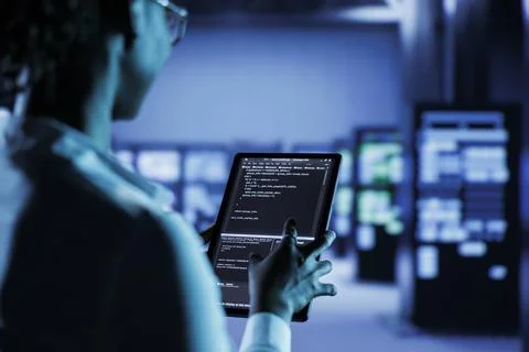 Data center developer codes on tablet 库存照片