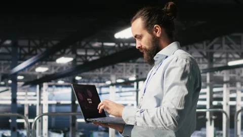 Data center developer frustrated by critical error affecting laptop 動画素材 310277857