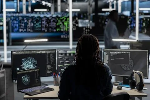 Data center developer uses AI visualization tool on PC to oversee tasks 스톡 사진